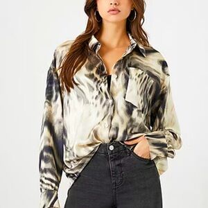 FOREVER 21 ABSTRACT PRINT SATIN OVERSIZED SHIRT SIZE…